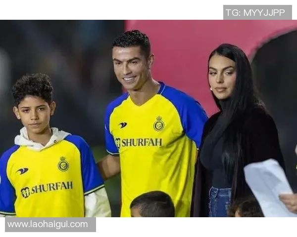 足球明星与女星同框瞬间揭秘魅力背后的故事与友谊